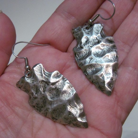 Silver tone hammered look arrow shape pierced earrings - Picture 2 of 2